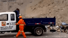 Chorrillos: captan a vehículo municipal arrojando basura en la playa La Herradura [VIDEO]