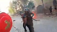 Carabineros agreden violentamente a hombre durante marcha por el Día de la Mujer [VIDEO]