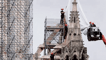 Las manos que trabajan en el rescate de Notre Dame