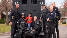 Niño que nació con medio corazón regala sus juguetes a un programa infantil de policías [VIDEO] 