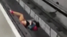 Hombre se desmaya, cae a los rieles de un tren y casi muere arrollado [VIDEO]