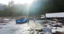 Pobladores se exponen al peligro al intentar llegar a distrito afectado por huaico en Cusco [VIDEO]