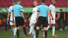 Jugadores del Wolfsburgo saludan a árbitros con los pies tras triunfo sobre Augsburgo [VIDEO]