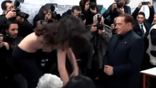 Italia: Mujer se desnudó cuando iba a votar Silvio Berlusconi [VIDEO]
