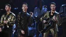 Nick Jonas bromea ante críticas por cantar en los Grammy con los dientes sucios
