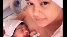 Mujer embarazada rompió fuente durante vuelo y tuvo que dar a luz bajando del avión
