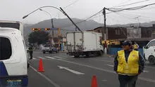 Rímac: camión impacta contra poste de alumbrado público [VIDEO]