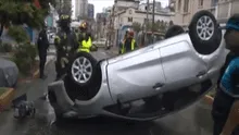 Jesús María: Sujetos salvan de morir tras impactar auto contra un muro [VIDEO]