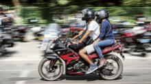 Prohibición de dos personas en moto causa polémica