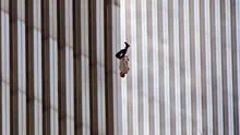 Tragedia del 11-S: la historia detrás de la foto que retrata al ‘hombre que cae’ desde una torre gemela 