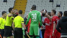 Jugador turco fue expulsado por mostrar jugada polémica en celular a árbitro