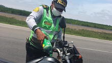 La Libertad: policías regalan gasolina a motociclista varado en carretera