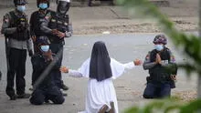 Monja se arrodilla ante policías de Myanmar para defender a manifestantes