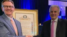 Álvaro Vargas Llosa recibió el premio Thomas Jefferson de la APEE