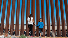 EE. UU.: rescatan a niña de 5 años que caminaba sola cerca del muro fronterizo