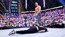 WWE: Cesaro cierra SmackDown con una paliza a Roman Reigns y a Los Usos