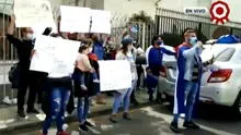 Ciudadanos cubanos protestan frente a la embajada de su país en San Isidro