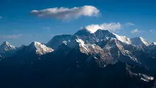 ¿Cuál es la montaña más alta del mundo y dónde está ubicada?