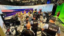 Antivacunas irrumpen en sede de televisión pública e insultan a periodistas en Eslovenia 