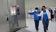 EsSalud: Mario Carhuapoma visita pabellones y almacén de vacunas del hospital Sabogal 