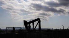 Petróleo se acerca a los US$ 85 por barril ante avivamiento de la crisis energética
