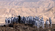 200 personas desnudas pintadas de blanco: fotografía de Tunick en el mar Muerto
