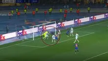 Cabezazo del FC Barcelona chocó en Depay e impidió el primer gol