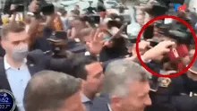 Captan momento en que expresidente Macri se ‘roba’ el micrófono de un periodista