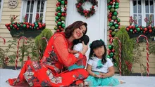 Lesly Castillo posa para sesión fotográfica navideña en compañía de sus hijas