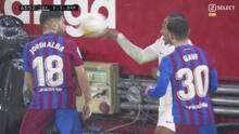 ¡Insólita reacción! Jules Koundé fue expulsado tras tirarle un balonazo a Jordi Alba en la cara