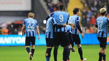 Otra vez Balotelli: jugador celebra un gol dando una patada a su compañero