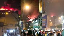 Incendio en Mesa Redonda: transeúntes y comerciantes obstaculizaron paso de Bomberos