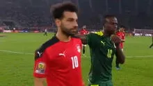 Sadio Mané consuela a Mohamed Salah tras ganarle en la final de la Copa Africana