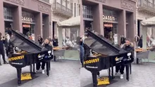 Fito Páez hace bailar al público tocando un piano en las calles de Barcelona  