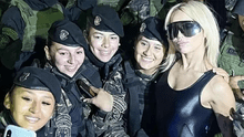 Miley Cyrus se sacó fotos junto a policías de Buenos Aires y causó furor en redes sociales