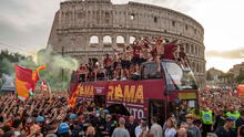 Hinchas de la Roma celebran el título europeo en las afueras del Coliseo