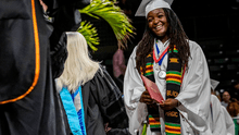 Joven activista cumple su sueño e ingresa a las 8 mejores universidades de EE. UU.