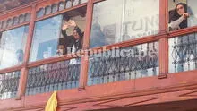 Gianluca Lapadula firmó camisetas a sus hinchas desde un balcón en Cusco