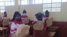 Escolares de Puno utilizan cuero de oveja para enfrentar ola de frío durante sus clases