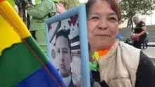 Madre lleva cenizas de su hijo a la Marcha del Orgullo, quien murió hace un mes de cáncer