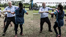 La vez que Boris Johnson visitó el Perú, viajó a la Amazonía y bailó una danza de la selva 