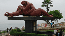 La historia de El beso, la escultura que fue considerada “provocativa” y hoy es símbolo del amor