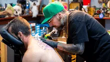 Hombre se tatúa el logo de Subway Series en su espalda y ahora obtendrá sus productos de por vida