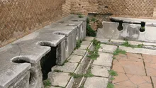 “Cacator cave malum”: así eran los curiosos baños públicos de la antigua Roma
