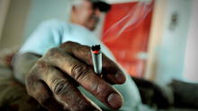 “Fumar como castigo”: la inusual receta de una médica para que sus pacientes dejen el cigarro