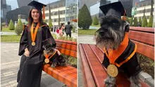Joven se gradúa de la Universidad de Lima y viste a su perrito con una toga y su birrete