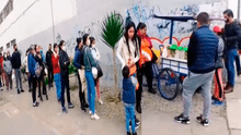 Larga fila de personas esperando comprar ceviche en una carretilla causa curiosidad en redes