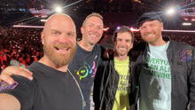 Chris Martin y músicos de Coldplay lucen los instrumentos peruanos que les regalaron sus fans