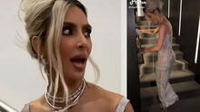 Kim Kardashian lucha para subir las escaleras por culpa de su apretado vestido