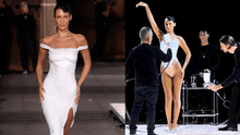 Bella Hadid desfila en topless y le pintan vestido con spray EN VIVO en el Paris Fashion Week 2022